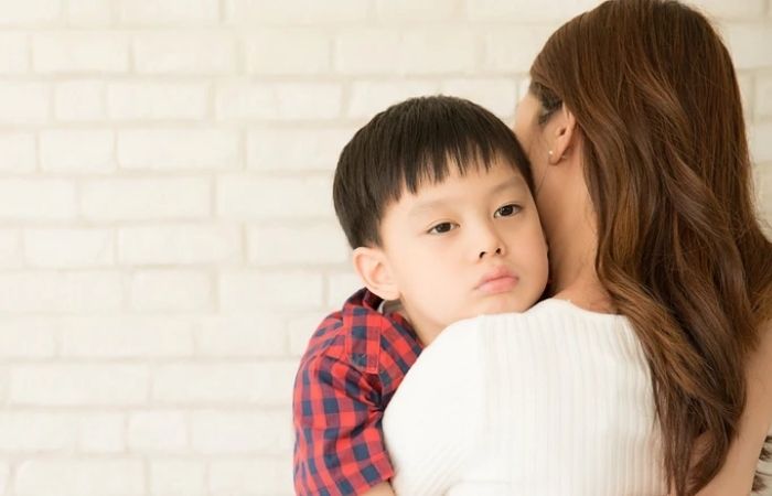 Nằm mơ thấy em bé trai ôm hôn mình 