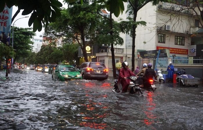 Mơ thấy nước ngập mênh mông ngoài đường